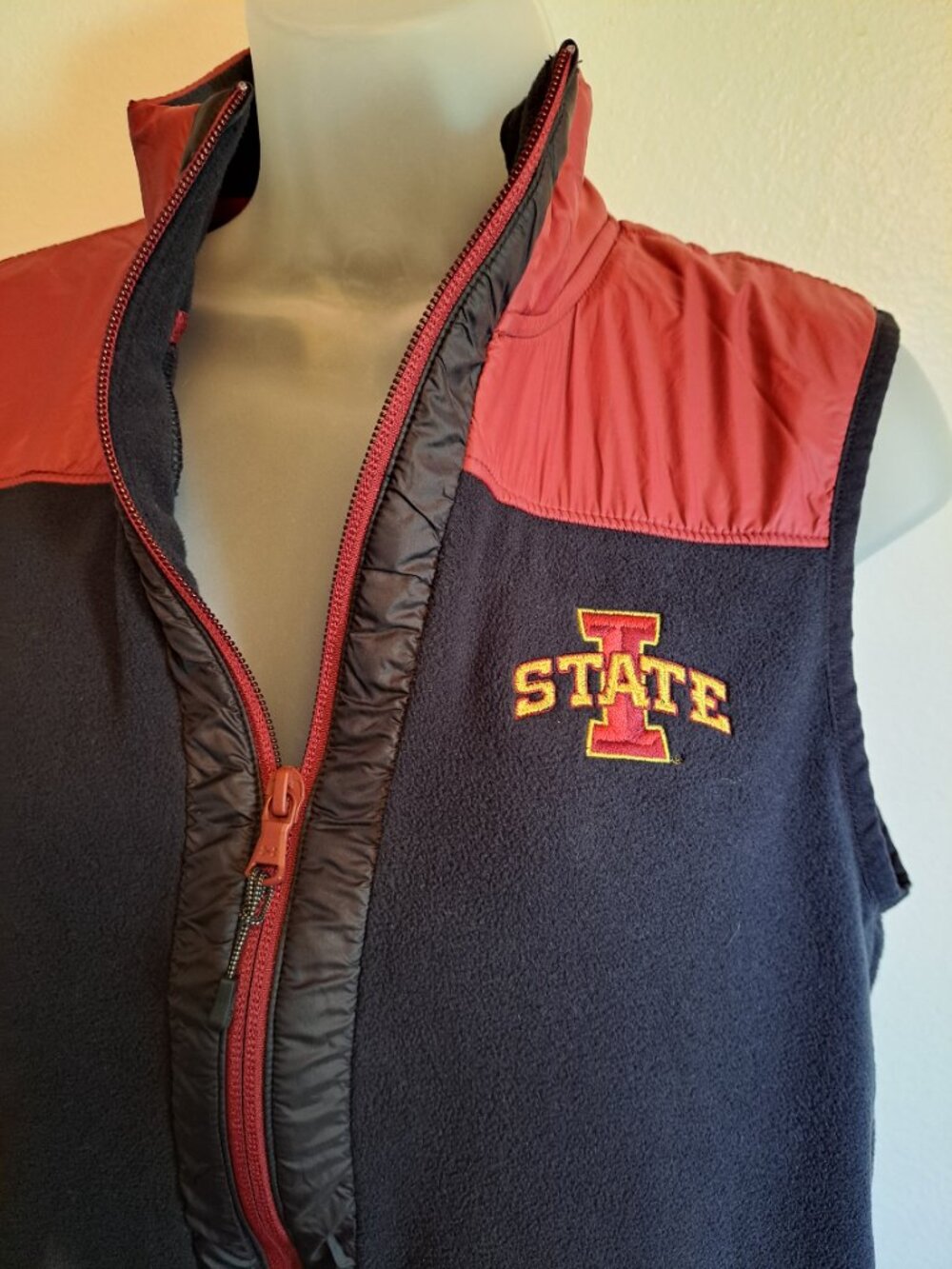 Under Armour Polartec Loose Iowa State Cyclones Collegiate Fleece Vest. - Picture 3 of 10